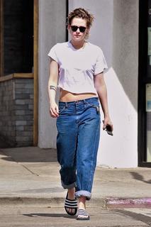 Kristen Stewart feet photo thumbnail
