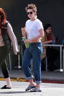 Kristen Stewart feet photo thumbnail