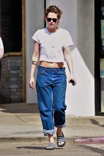 Kristen Stewart feet photo thumbnail