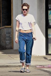 Kristen Stewart feet photo thumbnail