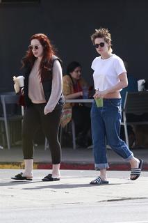 Kristen Stewart feet photo thumbnail