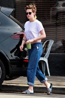 Kristen Stewart feet photo thumbnail