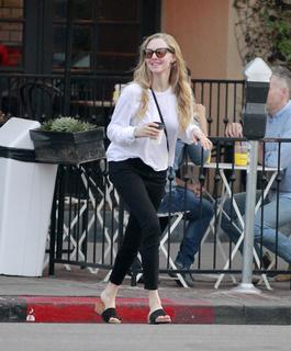 Amanda Seyfried feet photo thumbnail