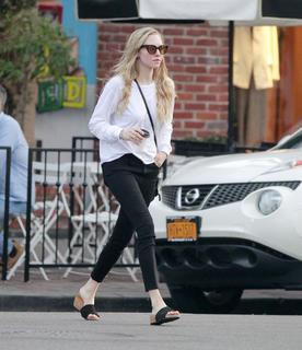 Amanda Seyfried feet photo thumbnail