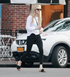 Amanda Seyfried feet photo thumbnail
