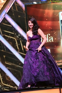 Shruti Haasan feet photo thumbnail