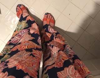 Elizabeth Banks feet photo thumbnail