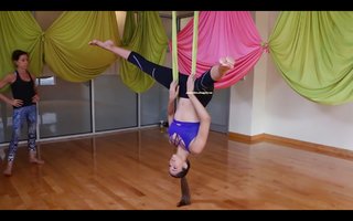 Iris Mittenaere feet photo thumbnail