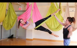 Iris Mittenaere feet photo thumbnail