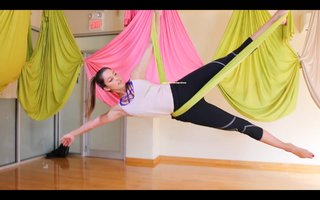 Iris Mittenaere feet photo thumbnail