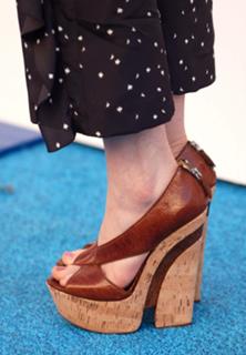 Anne Hathaway feet photo thumbnail