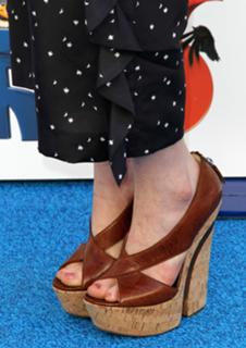 Anne Hathaway feet photo thumbnail