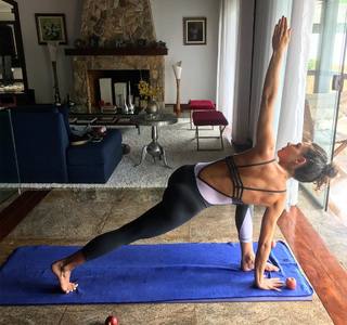 Isis Valverde feet photo thumbnail