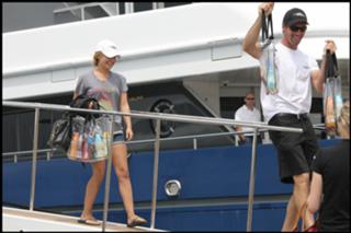 Hayden Panettiere feet photo thumbnail