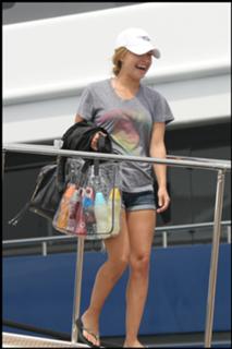 Hayden Panettiere feet photo thumbnail