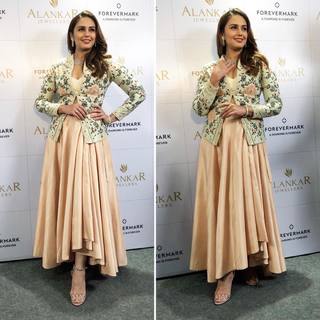 Huma Qureshi feet photo thumbnail