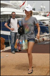Hayden Panettiere feet photo thumbnail