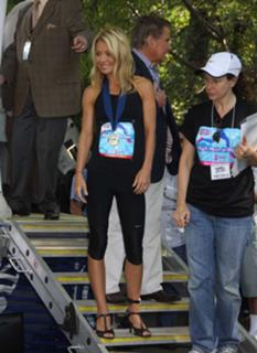 Kelly Ripa feet photo thumbnail