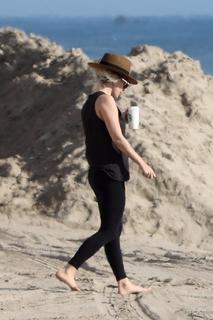 Lady Gaga feet photo thumbnail