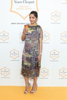 Freida Pinto feet photo thumbnail