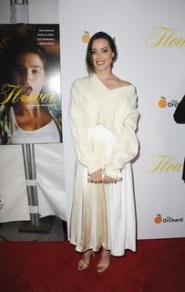 Aubrey Plaza feet photo thumbnail