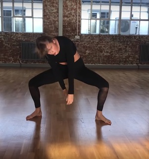 Taylor Swift feet photo thumbnail