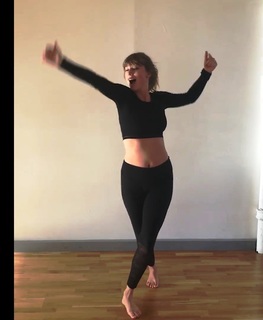 Taylor Swift feet photo thumbnail