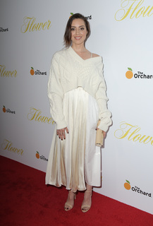 Aubrey Plaza feet photo thumbnail