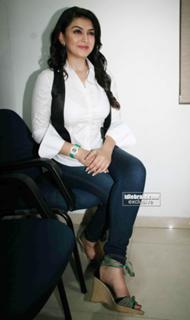 Hansika Motwani feet photo thumbnail