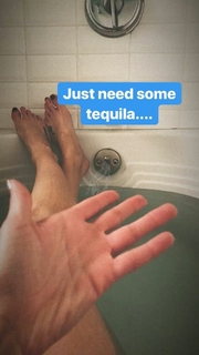 Laura Vandervoort feet photo thumbnail