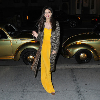 Victoria Justice feet photo thumbnail