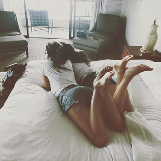 Delta Goodrem feet photo thumbnail
