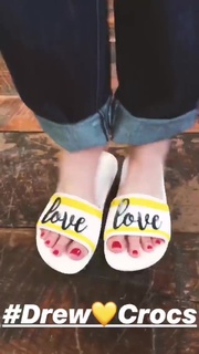 Drew Barrymore feet photo thumbnail