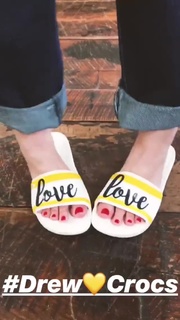 Drew Barrymore feet photo thumbnail
