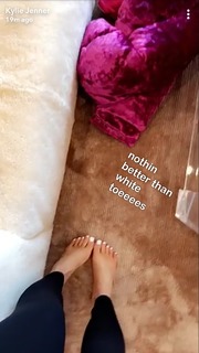 Kylie Jenner feet photo thumbnail