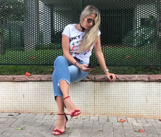 Adriane Galisteu feet photo thumbnail