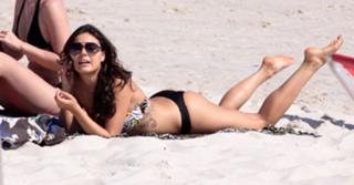 Isis Valverde feet photo thumbnail