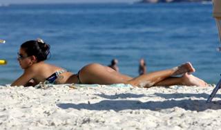 Isis Valverde feet photo thumbnail