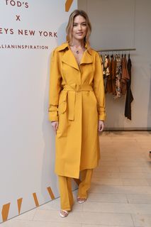 Martha Hunt feet photo thumbnail