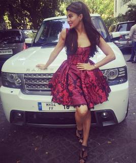 Jacqueline Fernandez feet photo thumbnail