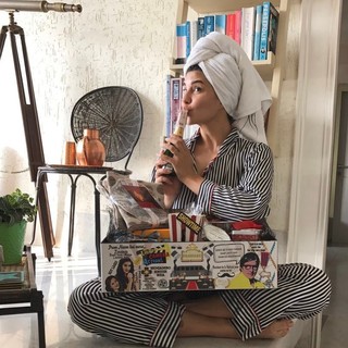 Jacqueline Fernandez feet photo thumbnail
