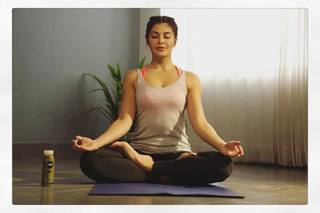 Jacqueline Fernandez feet photo thumbnail