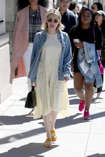 Emma Roberts feet photo thumbnail