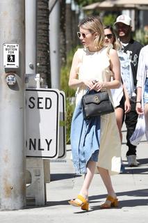 Emma Roberts feet photo thumbnail