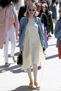 Emma Roberts feet photo thumbnail