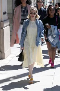 Emma Roberts feet photo thumbnail