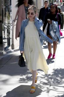 Emma Roberts feet photo thumbnail