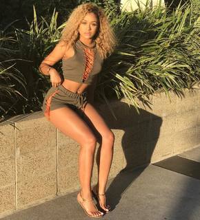 Jilly Anais feet photo thumbnail