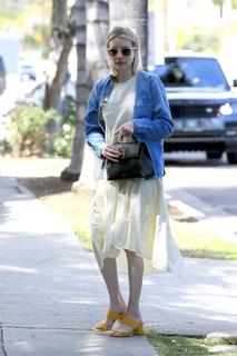 Emma Roberts feet photo thumbnail