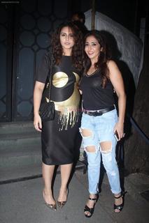 Huma Qureshi feet photo thumbnail